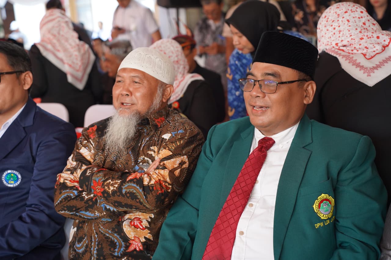 ketuadpwldiijawatimurmochamrodjikonawi | LDII JAWA TIMUR Ketua DPW LDII Jawa Timur Moch Amrodji Konawi mengikuti Upacara Peringatan Hari Jadi ke 81 Provinsi Jawa Timur