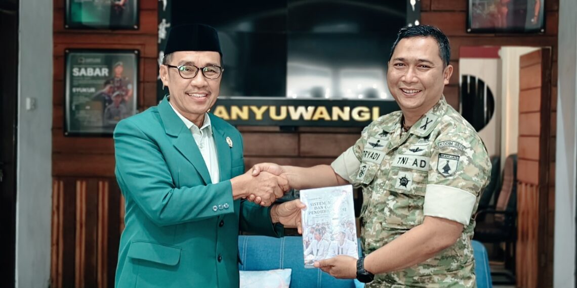 ketualdiibanyuwangibersamadandim0825 | LDII JAWA TIMUR Ketua DPD LDII Banyuwangi Heri Sujatmiko menyerahkan buku karya Ahmad Ali kepada Dandim 0825Banyuwangi Letkol Arm Tryadi Indrawijaya saat silaturahim di Makodim 0825 Senin 2892026 Foto LINES Banyuwangi