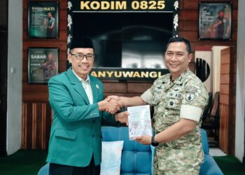 ketualdiibanyuwangibersamadandim0825 | LDII JAWA TIMUR Ketua DPD LDII Banyuwangi Heri Sujatmiko menyerahkan buku karya Ahmad Ali kepada Dandim 0825Banyuwangi Letkol Arm Tryadi Indrawijaya saat silaturahim di Makodim 0825 Senin 2892026 Foto LINES Banyuwangi