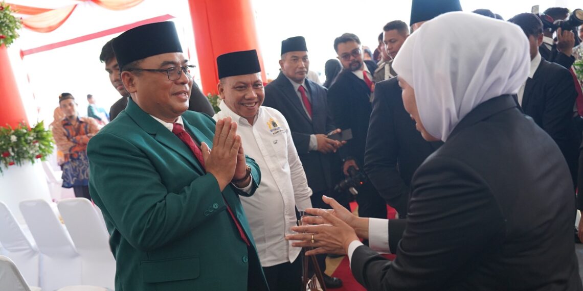 Ketua DPW LDII Jawa Timur Moch Amrodji Konawi kiri menyapa Gubernur Jawa Timur Khofifah Indar Parawansa seusai mengikuti upacara Hari Kesaktian Pancasila di Gedung Negara Grahadi Surabaya Kamis 1102026 Foto LINES Jatim