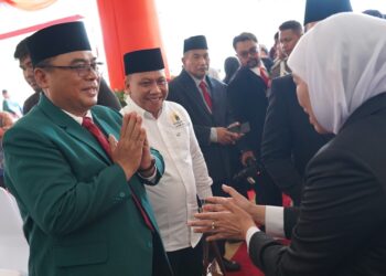 Ketua DPW LDII Jawa Timur Moch Amrodji Konawi kiri menyapa Gubernur Jawa Timur Khofifah Indar Parawansa seusai mengikuti upacara Hari Kesaktian Pancasila di Gedung Negara Grahadi Surabaya Kamis 1102026 Foto LINES Jatim
