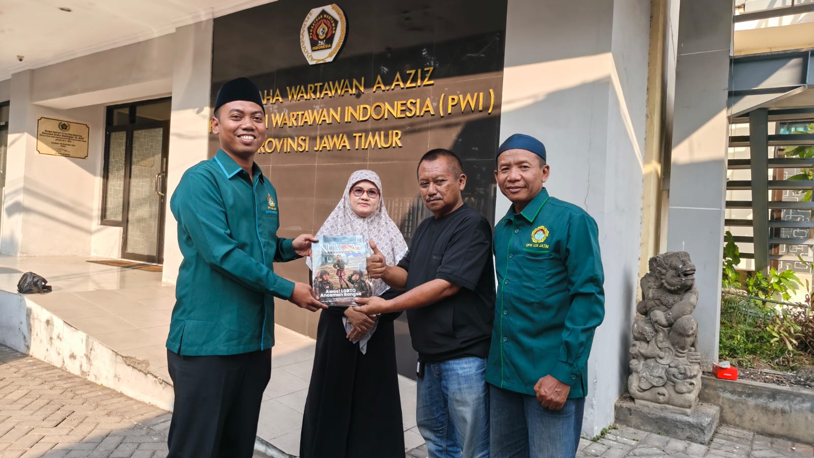 ldiijatimdenganpwijatim | LDII JAWA TIMUR Pengurus DPW LDII Jatim menyerahkan majalah Nuansa Persada kepada Ketua PWI Jatim Lutfil Hakim