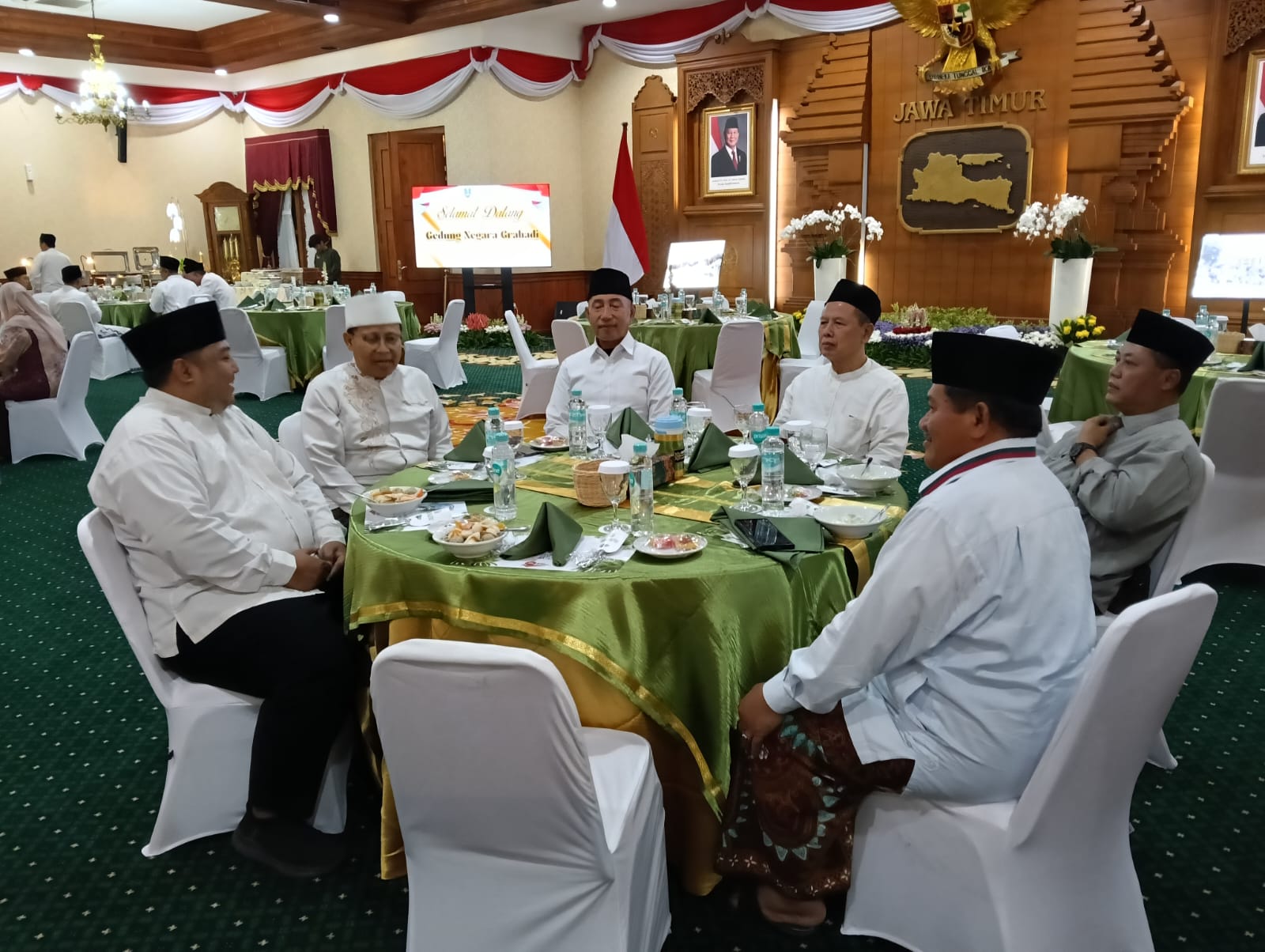 ldiijatimhadiriJawa Timurbersholawatharisantri2026 | LDII JAWA TIMUR Sekretaris DPW LDII Jatim Bambang Raditya Purnomo kiri menghadiri jamuan Hari Santri Nasional 2026 di Gedung Negara Grahadi
