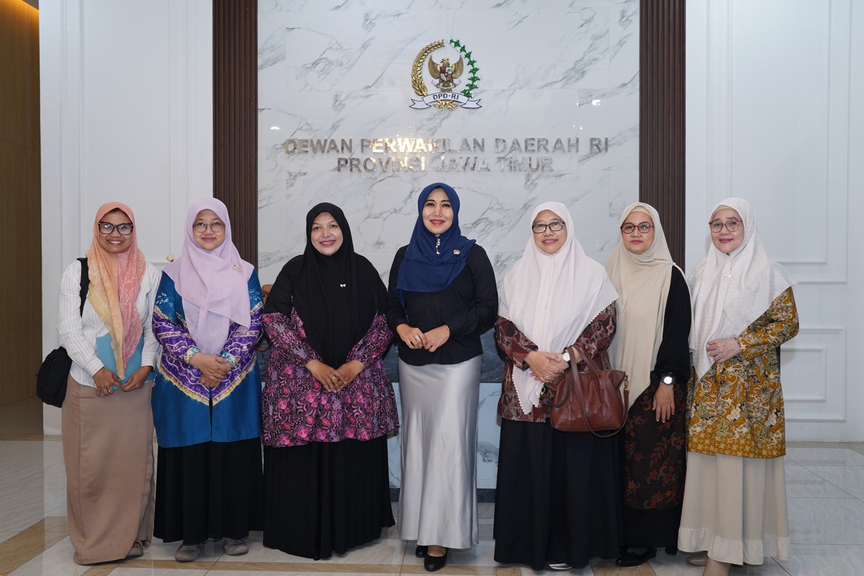 Wanita LDII Jatim berfoto bersama Lia Istifhama di Kantor DPD RI Provinsi Jawa Timur