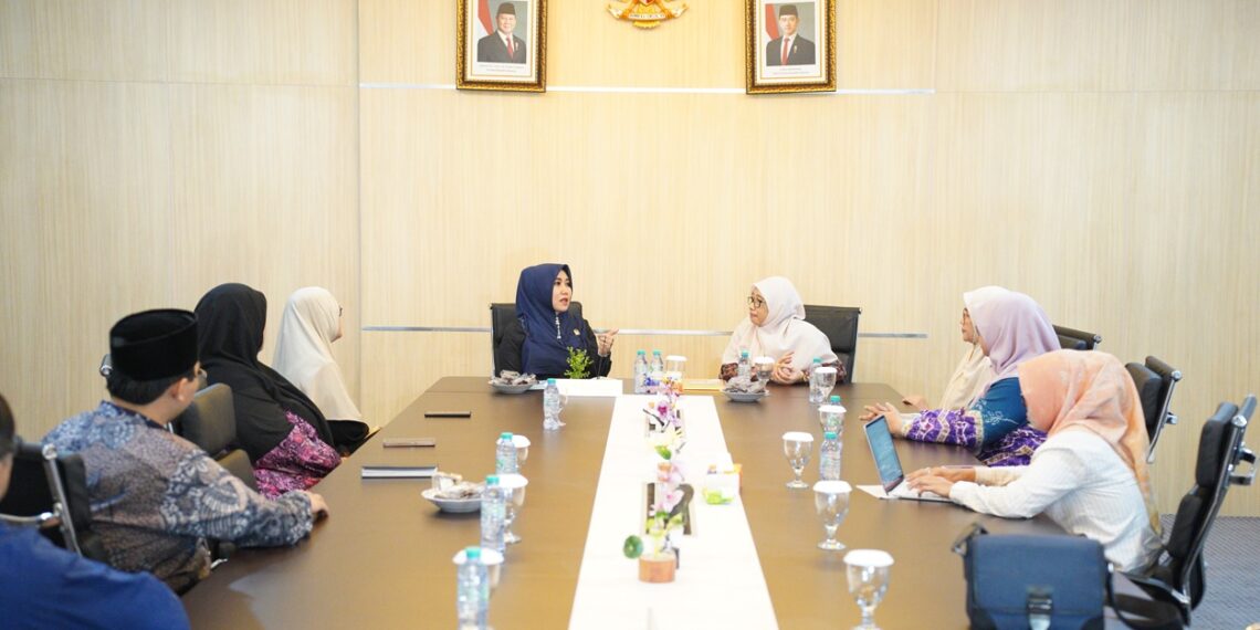 Ketua Wanita LDII Jawa Timur Emie Santoso bersama jajaran bersilaturahim dengan anggota DPD RI asal Jawa Timur Lia Istifhama di Kantor DPD RI Surabaya pada Selasa 20102026 untuk membahas kolaborasi edukasi dan perlindungan anak di ruang digital Foto LINES Jatim