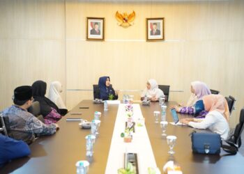 Ketua Wanita LDII Jawa Timur Emie Santoso bersama jajaran bersilaturahim dengan anggota DPD RI asal Jawa Timur Lia Istifhama di Kantor DPD RI Surabaya pada Selasa 20102026 untuk membahas kolaborasi edukasi dan perlindungan anak di ruang digital Foto LINES Jatim
