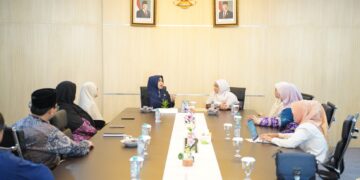 Ketua Wanita LDII Jawa Timur Emie Santoso bersama jajaran bersilaturahim dengan anggota DPD RI asal Jawa Timur Lia Istifhama di Kantor DPD RI Surabaya pada Selasa 20102026 untuk membahas kolaborasi edukasi dan perlindungan anak di ruang digital Foto LINES Jatim