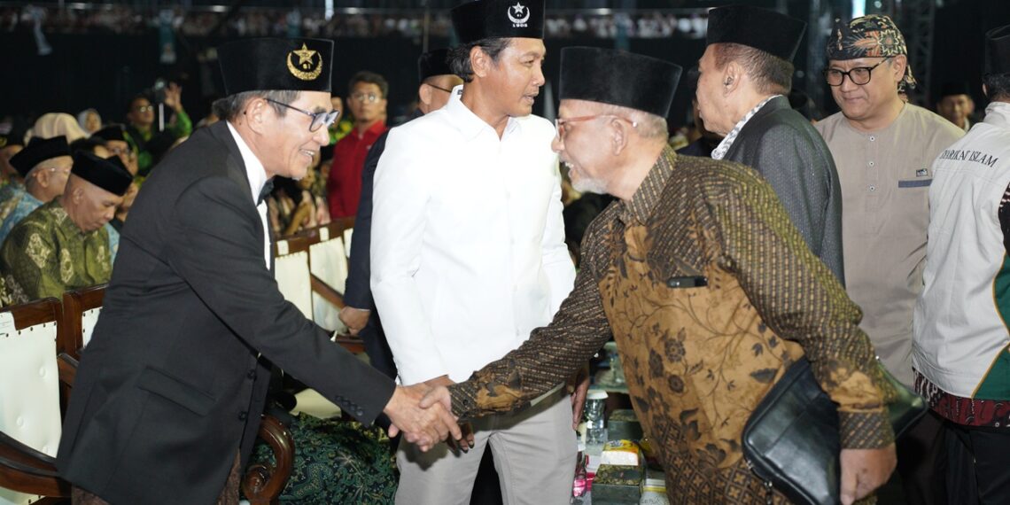 presidensyarikatislamhamdanzoelvapadakongresnasionaldijatimexpo | LDII JAWA TIMUR Wakil Ketua DPW LDII Jatim Abdul Muis Zuhri bersalaman dengan Presiden Syarikat Islam Hamdan Zoelva dalam Kongres Nasional Ke 42 Syarikat Islam Minggu 18102026 Foto LINES Jatim