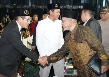presidensyarikatislamhamdanzoelvapadakongresnasionaldijatimexpo | LDII JAWA TIMUR Wakil Ketua DPW LDII Jatim Abdul Muis Zuhri bersalaman dengan Presiden Syarikat Islam Hamdan Zoelva dalam Kongres Nasional Ke 42 Syarikat Islam Minggu 18102026 Foto LINES Jatim