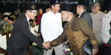 presidensyarikatislamhamdanzoelvapadakongresnasionaldijatimexpo | LDII JAWA TIMUR Wakil Ketua DPW LDII Jatim Abdul Muis Zuhri bersalaman dengan Presiden Syarikat Islam Hamdan Zoelva dalam Kongres Nasional Ke 42 Syarikat Islam Minggu 18102026 Foto LINES Jatim