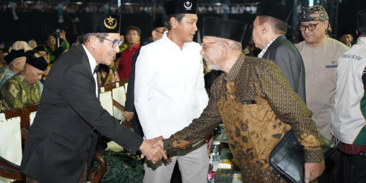 Wakil Ketua DPW LDII Jatim Abdul Muis Zuhri bersalaman dengan Presiden Syarikat Islam Hamdan Zoelva dalam Kongres Nasional Ke 42 Syarikat Islam Minggu 18102026 Foto LINES Jatim