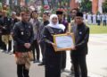 Asisten Administrasi dan Umum PT Candi Loka Kebun Teh Jamus, Sutomo, menerima penghargaan Gubernur Jawa Timur atas kepatuhan perusahaan membayar pajak air permukaan, Senin (12/10/2026). Foto: Kominfo Jatim.
