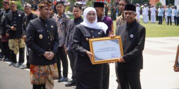 ptcandilokajamusngawipenghargaangubernurjawatimur | LDII JAWA TIMUR Asisten Administrasi dan Umum PT Candi Loka Kebun Teh Jamus Sutomo menerima penghargaan Gubernur Jawa Timur atas kepatuhan perusahaan membayar pajak air permukaan Senin 12102026 Foto Kominfo Jatim