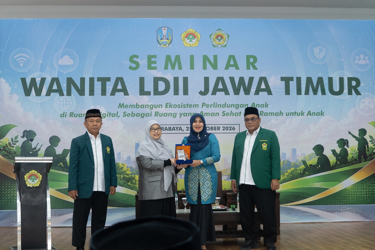 Ketua Wanita LDII Jawa Timur Emie Santoso menyerahkan cendera mata kepada Anggota DPD RI Lia Istifhama dalam Seminar Wanita LDII Jawa Timur