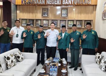 Pengurus DPD LDII Banyuwangi bersilaturahim dengan Kepala Kejari Banyuwangi Farid Gunawan untuk menjajaki kerja sama edukasi hukum bagi pelajar dan santri Kamis 22102026 Foto LINES Banyuwangi