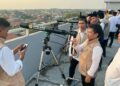 Tim Falakiyah LDII Bangkalan bersama 100 peserta lainnya melakukan latihan pengamatan hilal di Rofftop RS Surya Medika, Gresik. Dok: LINES Jatim
