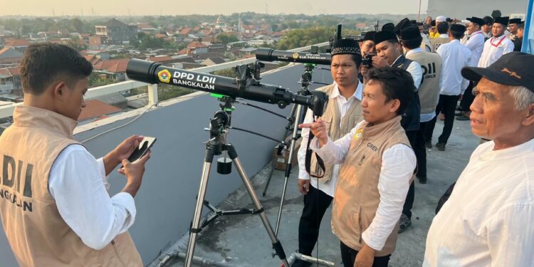 tim falakiyah ldii bangkalan 6 | LDII JAWA TIMUR Tim Falakiyah LDII Bangkalan bersama 100 peserta lainnya melakukan latihan pengamatan hilal di Rofftop RS Surya Medika Gresik Dok LINES Jatim