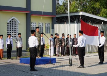 Danramil 17Purwoasri Kapten Inf Nanang Mashuri menjadi inspektur upacara peringatan Hari Santri Nasional 2026 di Pondok Pesantren Blawe Kabupaten Kediri Kamis 22102026 Foto Ponpes Blawe