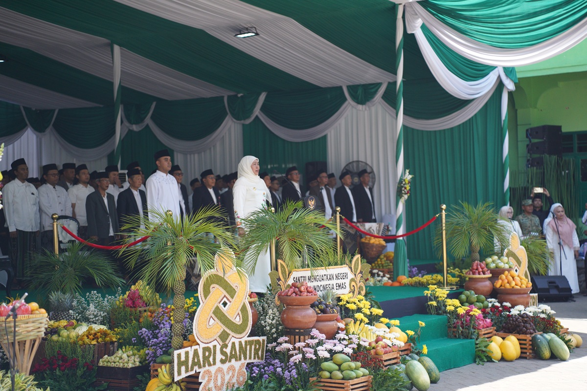Gubernur Jawa Timur Khofifah Indar Parawansa memimpin upacara Peringatan Hari Santri Nasional 2026 di Pondok Tremas